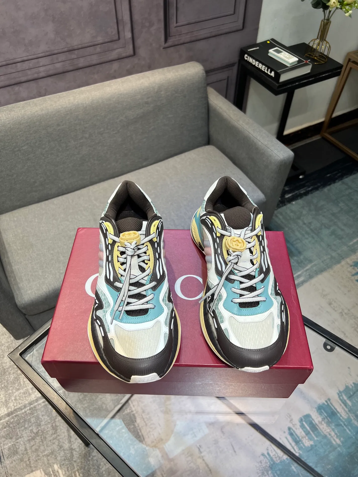 Men's Men's Shoes 💰900 Gucci Gucci 2.0 Sports Shoes Couple's Style Retro Casual Shoes Running Shoes Original Purchase, Development, Production Gucci 2.0 Sports Shoes reinterpret the brand's iconic striped webbing elements. This sneaker reinterprets the iconic details, using thick EVA soles with a smart silhouette, bringing a stable and comfortable wearing experience. Exquisite packaging at the delivery counter. Fabric: original imported cowhide + technical fabrics. Lining: original imported breathable mesh. Sole: original molded ultra-light foam rubber. Bottom thickness: 4CM. Size: 35-40 for women / 39-45 for men.